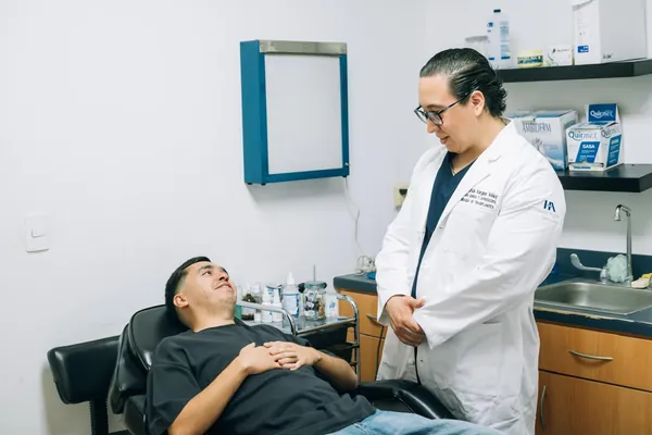 Exploración física durante la consulta de cirugía general con el Dr. Erick Vargas